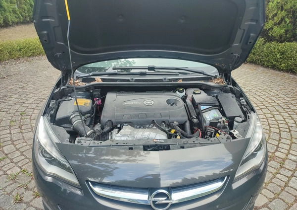 Opel Astra cena 24900 przebieg: 195890, rok produkcji 2012 z Poznań małe 137